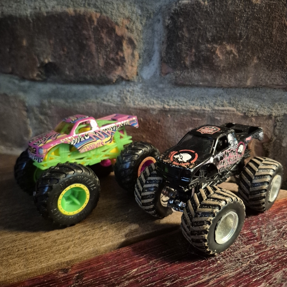 Dynamic Monster Truck Duo - Black and Pink